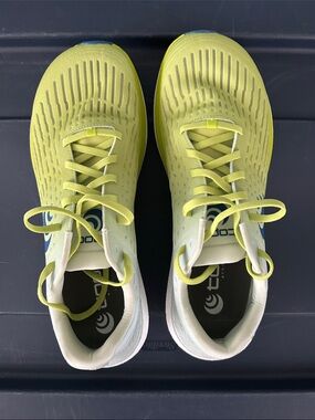 Topo Athletic Specter 2, worn once like new condition